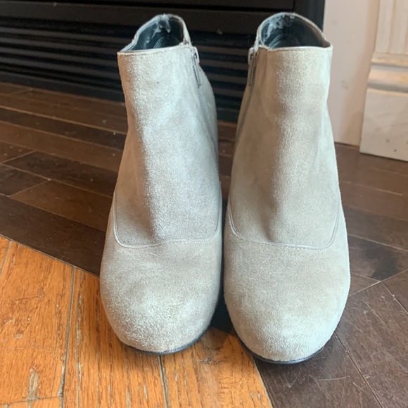 Nine West, gray suede booties. Size 9 - Picture 2 of 4